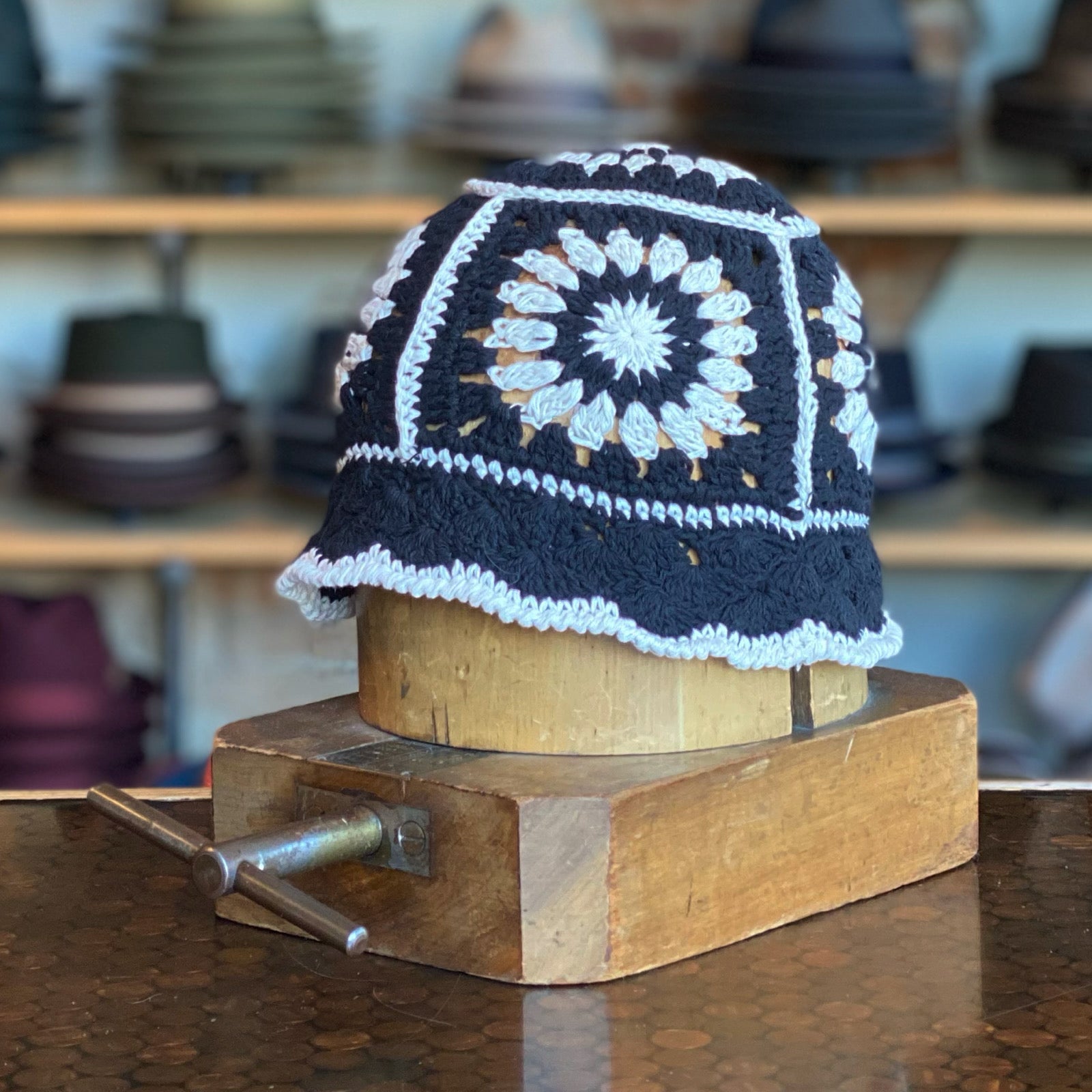 ■VARZAR■ l tip crochet two-tone bucket hat black varza Metal Tip Crochet Two Tone Bucket Hat / Black - VARZAR | 60