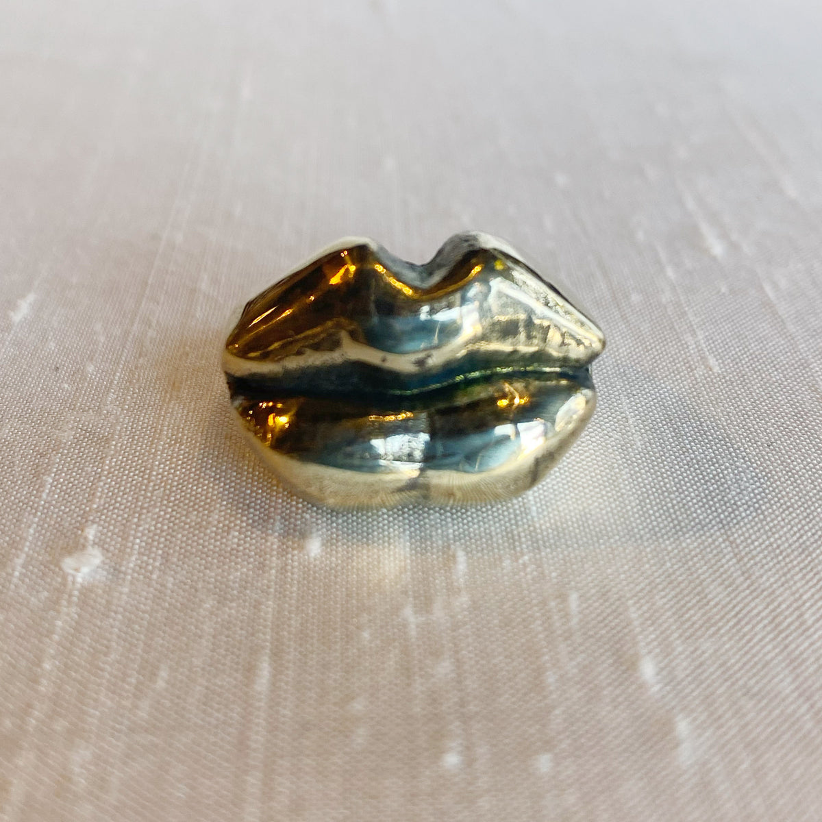Kiss (the ring)